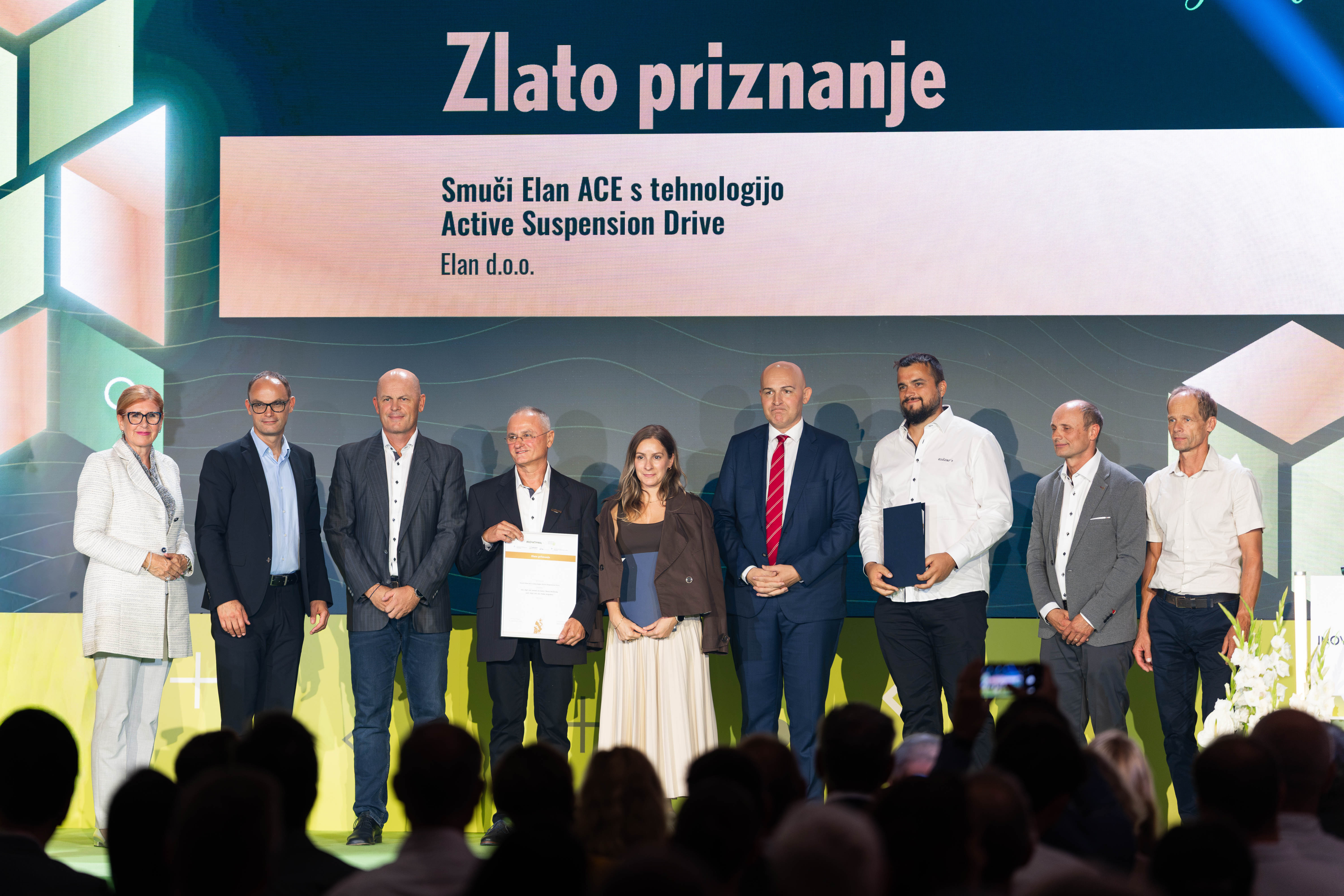 Elanova ekipa ob prejemu nagrade za inovacijo GZS.