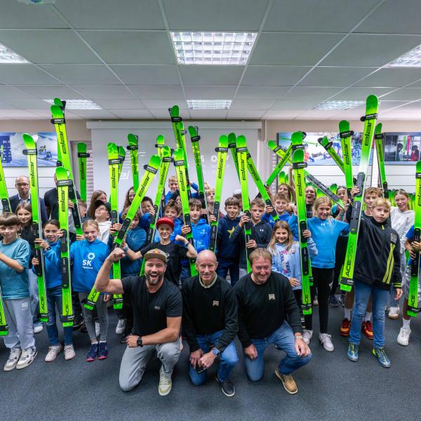 ELAN JE OB 80 LETNICI PODARIL 80 PAROV SMUČI